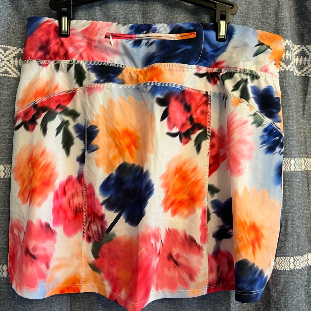 MARIKA Ocean Wave Blurred Floral Skort Large Only worn once. - Picture 2 of 4